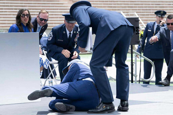  Presiden Joe Biden tersandung dan jatuh di sebuah acara di Colorado, Kamis, 1 Juni 2023 waktu setempat. Biden dinyatakan baik-baik saja setelah insiden tersebut.