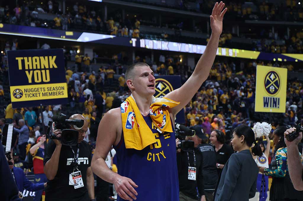 Nikola Jokic menyapa penggemar usai membawa Denver Nuggets keluar sebagai pemenang di game pertama NBA Finals 2023 saat berhasil menaklukkan Miami Heat dengan skor 104-93 di Ball Arena, Jumat, 2 Juni 2023 WIB.