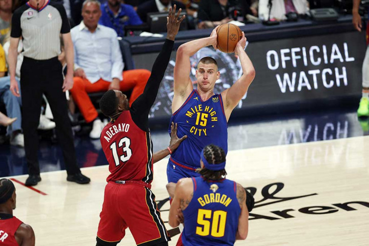 Tidak hanya membawa timnya menjadi pemenang, dalam game pertama ini Jokic juga mencatatkan namanya dalam buku sejarah sebagai pemain pertama sejak Jason Kidd pada 2002 yang mampu menciptakan triple-double di sebuah laga debut pada final NBA.