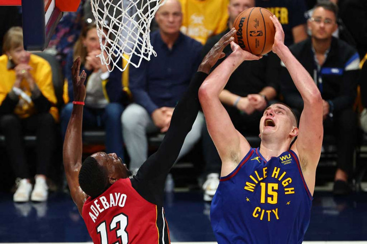 Pebasket 28 tahun itu juga melewati rekor assist di final NBA yang sebelumnya dipegang Bill Russell. Dalam hal ini, Jokic unggul satu assist lebih banyak dari rekor Russell. 