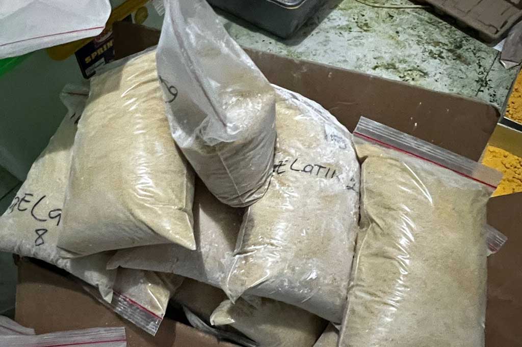 Selain ekstasi, petugas juga mengamankan bahan-bahan untuk membuat pil setan tersebut.