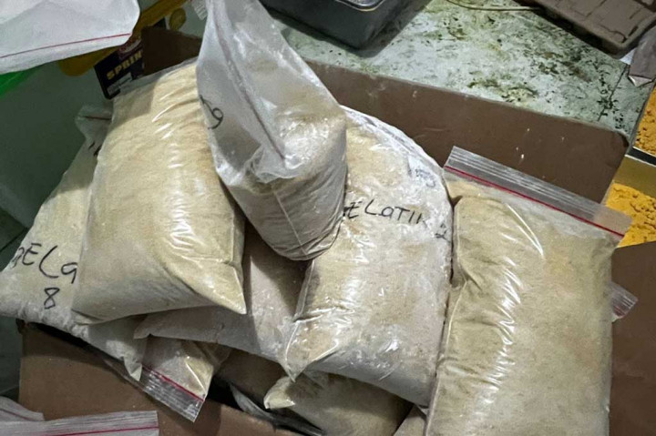 Selain ekstasi, petugas juga mengamankan bahan-bahan untuk membuat pil setan tersebut.