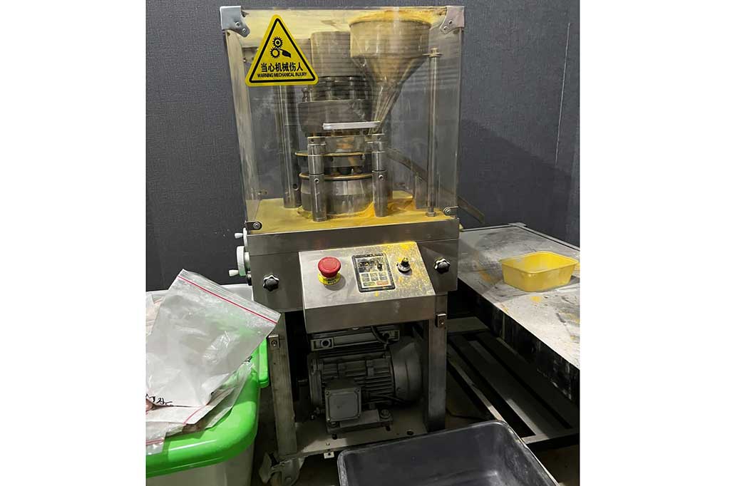 Kapasitas mesin pembuat ekstasi pun terbilang cukup mencengangkan, karena bisa mencetak 5.000 butir setiap 30 menit, atau 10 ribu butir setiap satu jam.