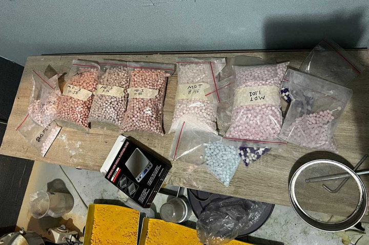 Polisi mengamankan barang bukti ribuan pil ekstasi yang dikemas dalam sejumlah plastik 
