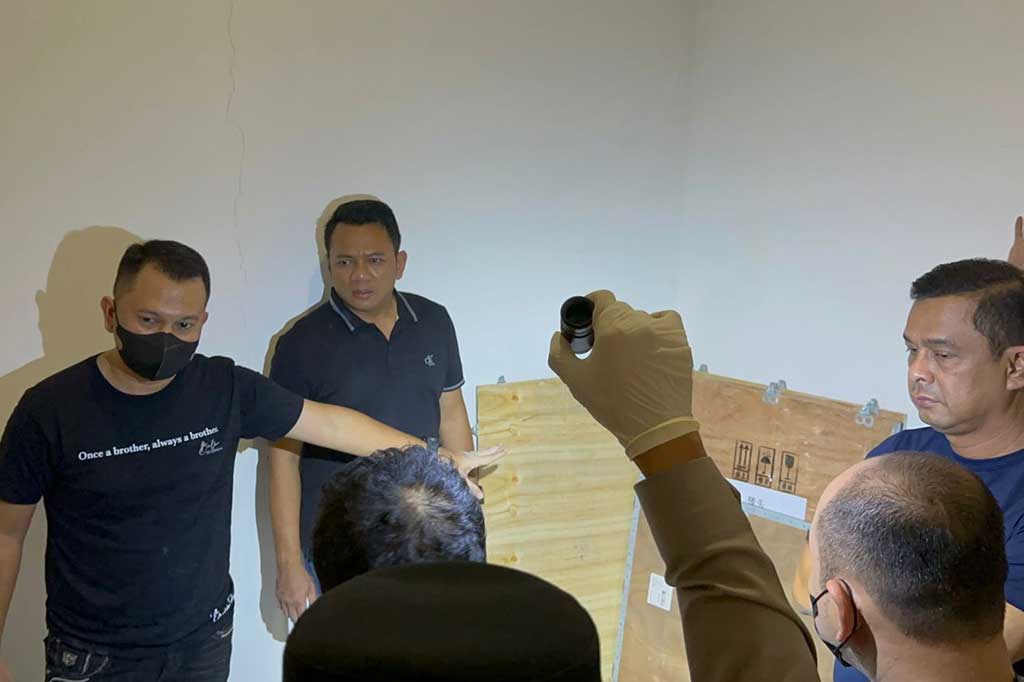 Polisi tengah melakukan penyelidikan di lokasi.