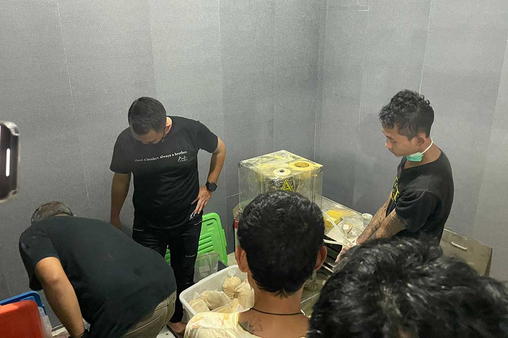 Dalam penggerebekan tersebut diamankan dua orang tersangka.