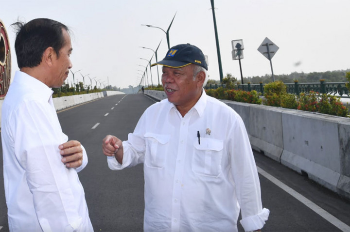 Presiden Jokowi menambahkan, di jalur lintas selatan DIY pembangunannya kurang 14 kilometer, kemudian di Jawa Timur masih kurang sekitar 24 kilometer.