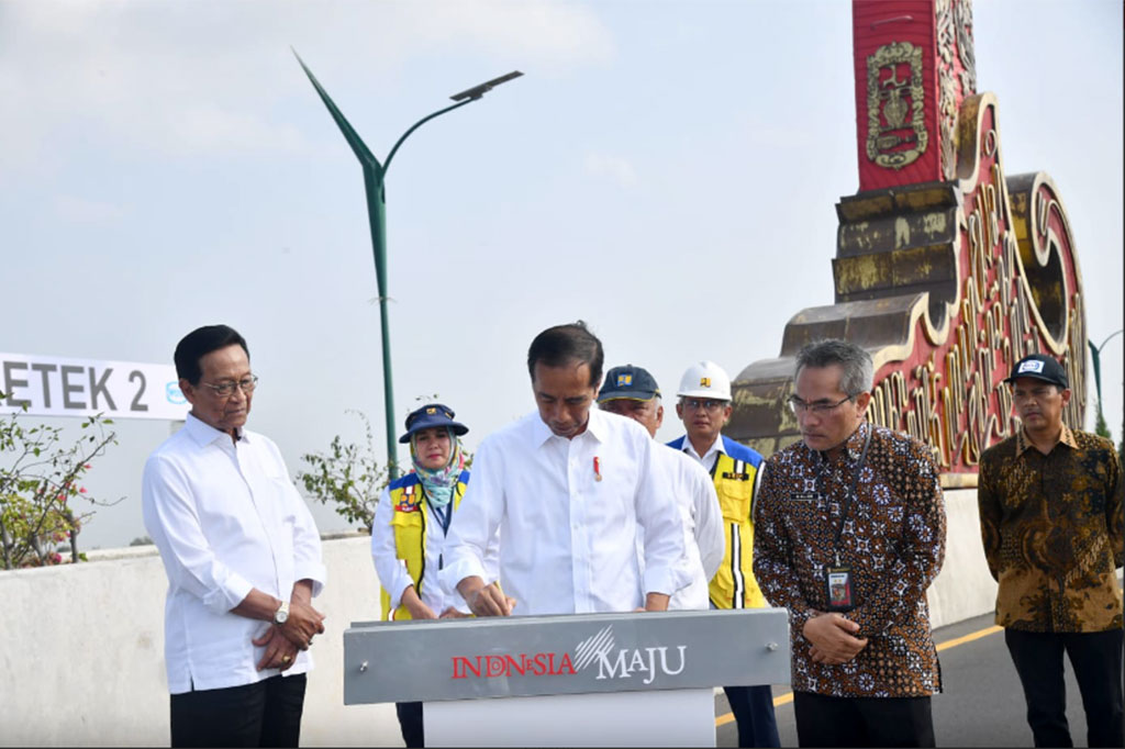 Presiden Joko Widodo meresmikan Jembatan Kretek II yang membentang di atas Sungai Opak dan menghubungkan Desa Tirtohargo dengan Desa Parangtritis di Kecamatan Kretek, Kabupaten Bantul, Daerah Istimewa Yogyakarta, Jumat, 2 Juni 2023.