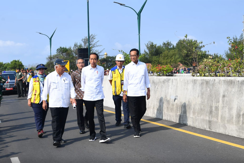 Presiden mengatakan dalam tujuh tahun ini pemerintah terus melakukan percepatan pembangunan infrastruktur baik berupa jalan tol, jembatan, bendungan, pelabuhan, bandara, dan infrastruktur lainnya.