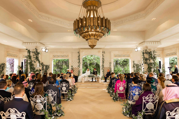 Mempelai, keduanya berusia 28 tahun, menikah dalam sebuah upacara yang dihadiri oleh keluarga mereka dan 140 tamu, termasuk Ibu Negara AS Jill Biden dan Pangeran serta Putri Wales.