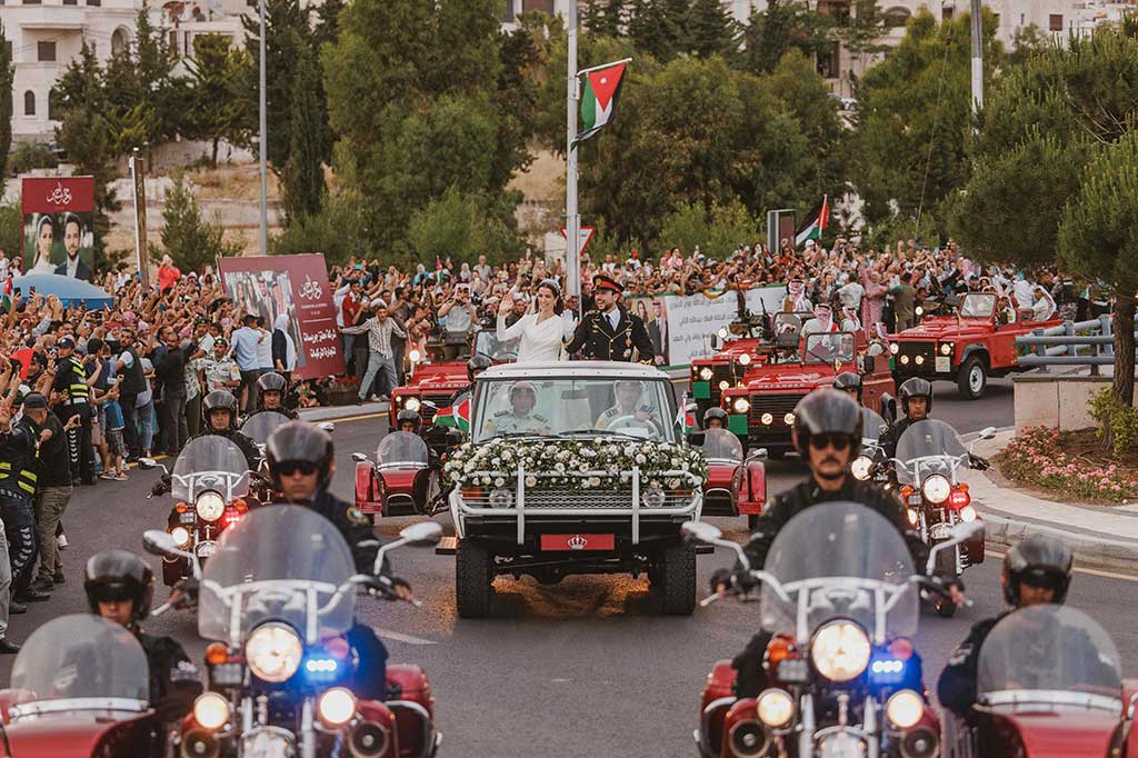 Iring-iringan mobil merah kerajaan, yang disediakan untuk acara-acara khusus, melintasi ibu kota untuk merayakan kedua mempelai. 