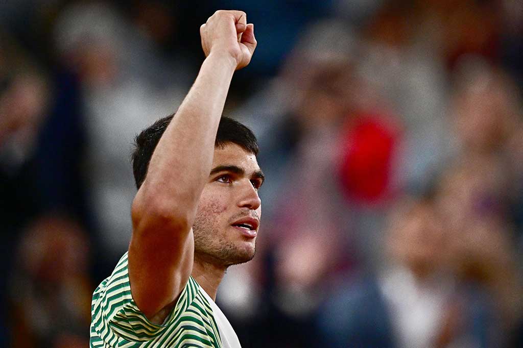 Alcaraz melakukan selebrasi usai mengalahkan Shapovalov sekaligus melangkah ke babak 16 besar.