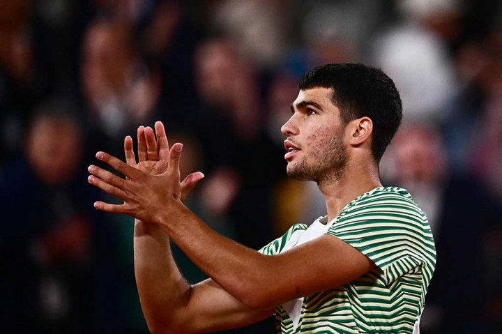 Carlos Alcaraz melancarkan pukulan forehand ke arah unggulan ke-26 asal Kanada Denis Shapovalov, pada 32 besar Prancis Terbuka, Jumat, 2 Juni 2023 waktu setempat.