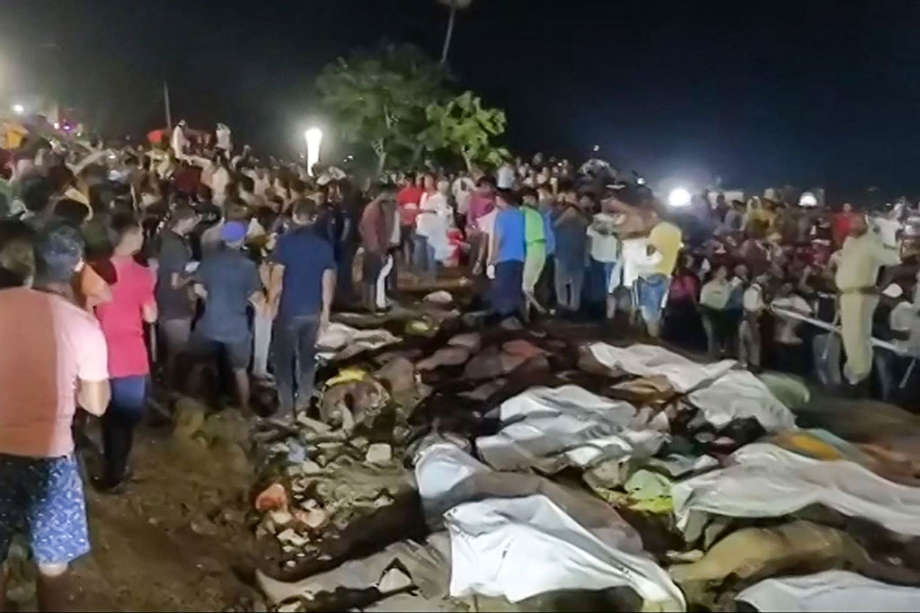 Sedikitnya 207 orang tewas, lebih dari 850 lainnya luka-luka dan banyak lainnya dikhawatirkan terjebak setelah tabrakan tiga kereta di negara bagian Odisha, India timur, Jumat, 2 Juni 2023 malam.