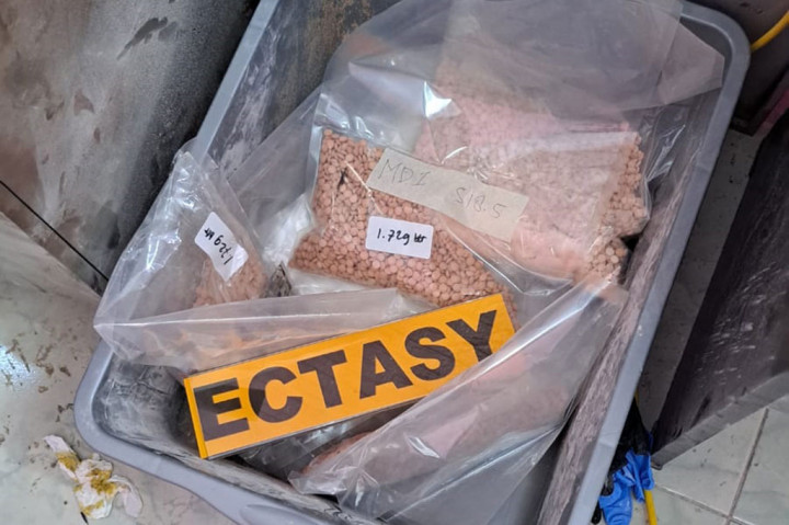 Tim gabungan Direktorat Tindak Pidana (Dittipid) Narkoba Bareskrim Mabes Polri dan Polda Jawa Tengah menggerebek pabrik obat terlarang diduga ekstasi di kawasan Palebon, Semarang, Jawa Tengah Kamis, 1 Juni 2023.