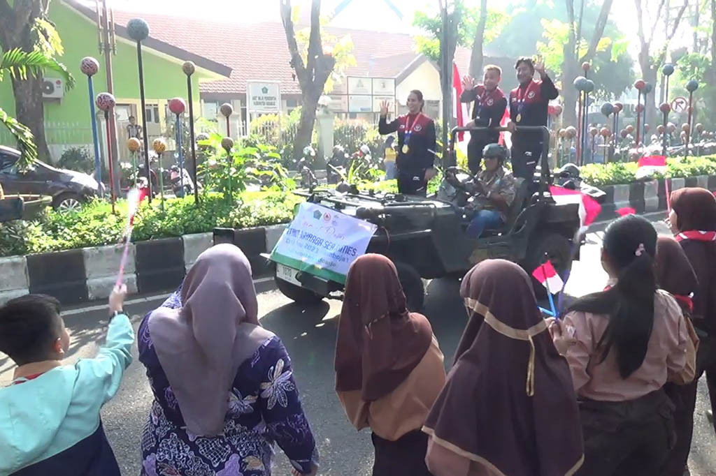 Para atlet SEA Games ini disambut Bupati Sidoarjo Ahmad Muhdlor Ali dengan kalungan bunga. Bupati juga memberikan tali asih pada mereka, karena sudah mengharumkan nama bangsa dan Kabupaten Sidoarjo.