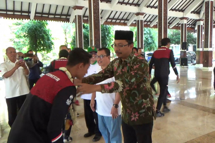 Delapan atlet peraih medali SEA Games Kamboja 2023 asal Kabupaten Sidoarjo di kirab dari depan Stadion Gelora Delta menuju pendopo Kabupaten Sidoarjo, Sabtu, 3 Juni 2023. Pada SEA Games di Kamboja itu, delapan atlet asal Sidoarjo mendapatkan 10 medali, terdiri dari enam emas, satu perak dan tiga perunggu.