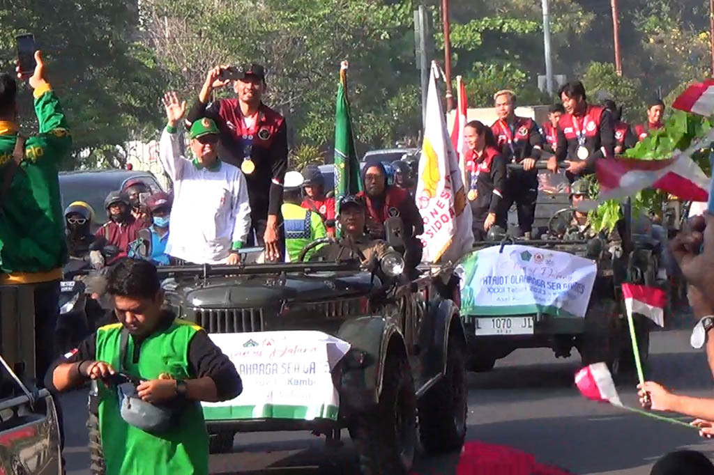 Para atlet peraih medali SEA Games ini mendapat sambutan masyarakat dan ratusan siswa, yang sudah menunggu di jalan tempat dilewati kirab. Para pahlawan olahraga tersebut telah mengharumkan negara Indonesia, dan menjadi kebanggaan warga Sidoarjo.