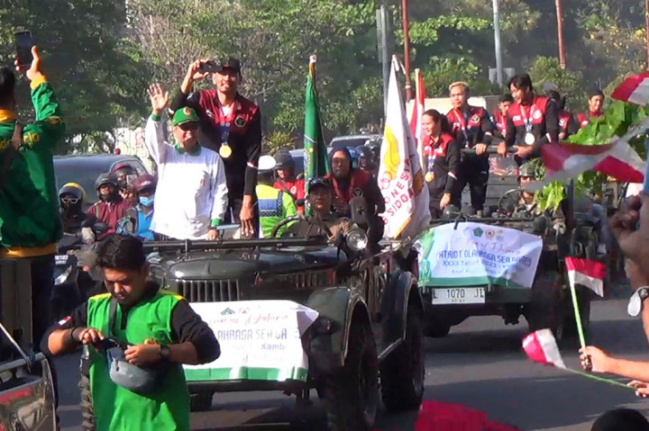 Para atlet peraih medali SEA Games ini mendapat sambutan masyarakat dan ratusan siswa, yang sudah menunggu di jalan tempat dilewati kirab. Para pahlawan olahraga tersebut telah mengharumkan negara Indonesia, dan menjadi kebanggaan warga Sidoarjo.