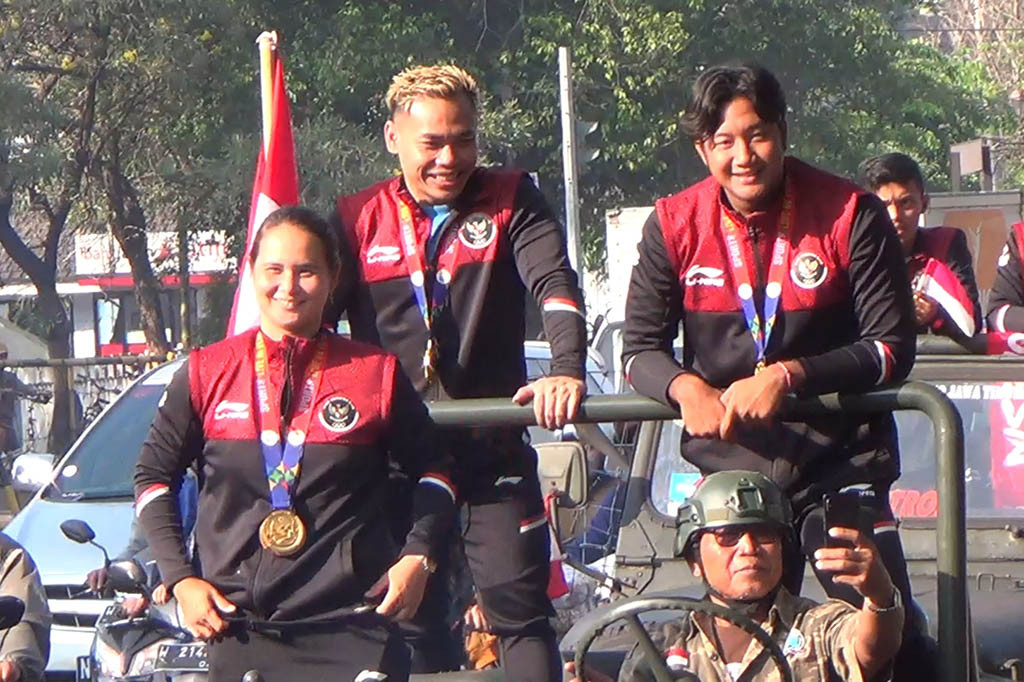 Delapan atlet SEA Games asal Sidoarjo tersebut dikirab dengan kendaraan jeep dari Stadion Delta Sidoarjo menuju pendopo kabupaten yang hanya berjarak sekitar tiga kilometer. Atlet yang dikirab tersebut adalah Eko Yuli Irawan cabor angkat besi meraih medali emas, Abdul Muin cabor depak takraw medali emas, dan Haykal Alhafiz cabor sepak bola medali emas.