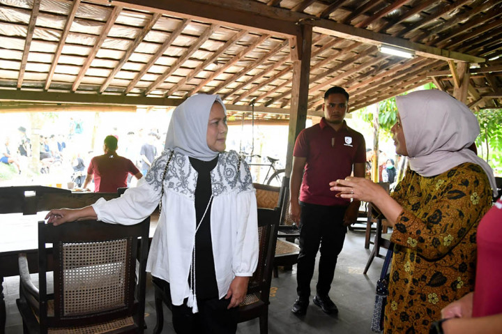 Presiden Joko Widodo dan Ibu Iriana Joko Widodo menikmati waktu akhir pekan pada Sabtu, 3 Juni 2023, dengan mengunjungi Warung Kopi Klotok yang ada di Jalan Kaliurang, Kabupaten Sleman, Daerah Istimewa Yogyakarta. Didampingi Kaesang Pangarep dan Erina Gudono, Presiden dan Ibu Iriana tiba di Warung Kopi Klotok sekitar pukul 09.50 WIB.