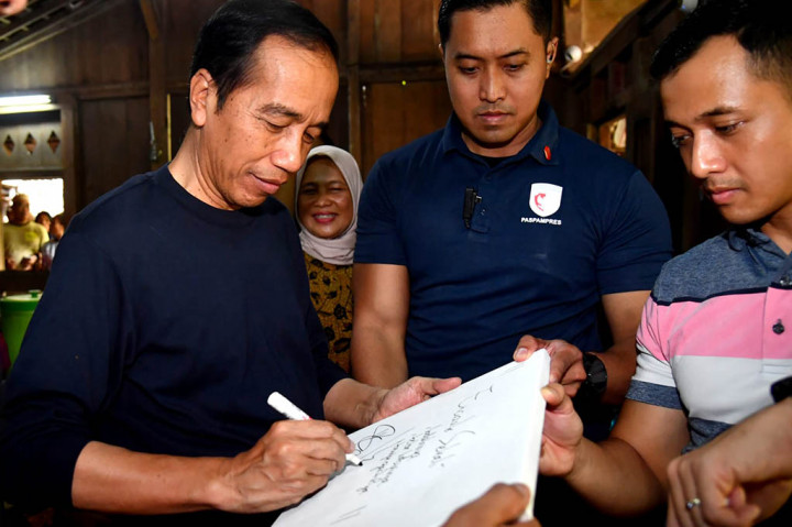 Sri Handayani, pemilik warung mengaku sangat bangga warungnya didatangi oleh Presiden Jokowi dan keluarga. Bahkan, ia menyebut bahwa Ibu Iriana menyampaikan apresiasi atas usahanya dalam melestarikan masakan nusantara.