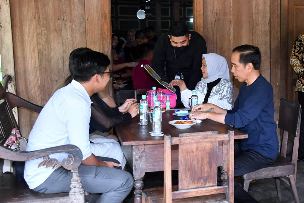 Di sana, Presiden dan keluarga menikmati sejumlah menu yang menjadi ciri khas Warung Kopi Klotok, mulai dari kopi klotok, sayur lodeh, tempe garit, hingga telur krispi. Presiden pun memuji kenikmatan rasa dari menu tersebut.