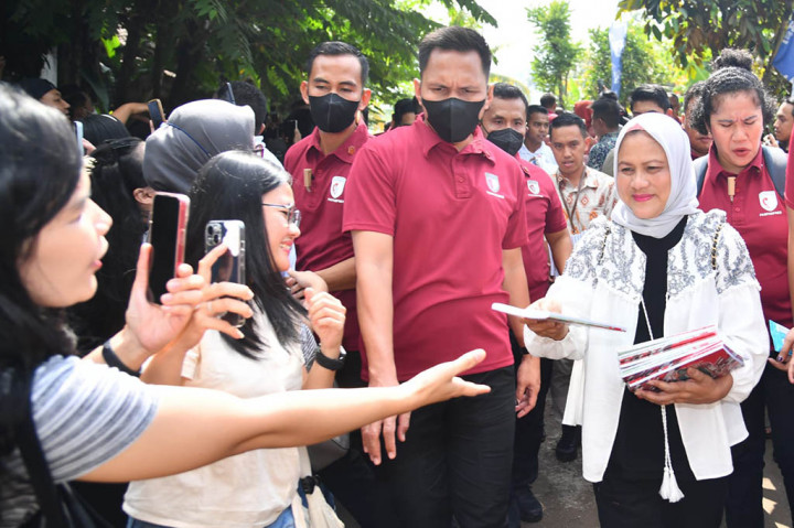 Sri Handayani pun merasa terharu menerima kedatangan Presiden Jokowi dan keluarga sebagai tamu kehormatan di warungnya.