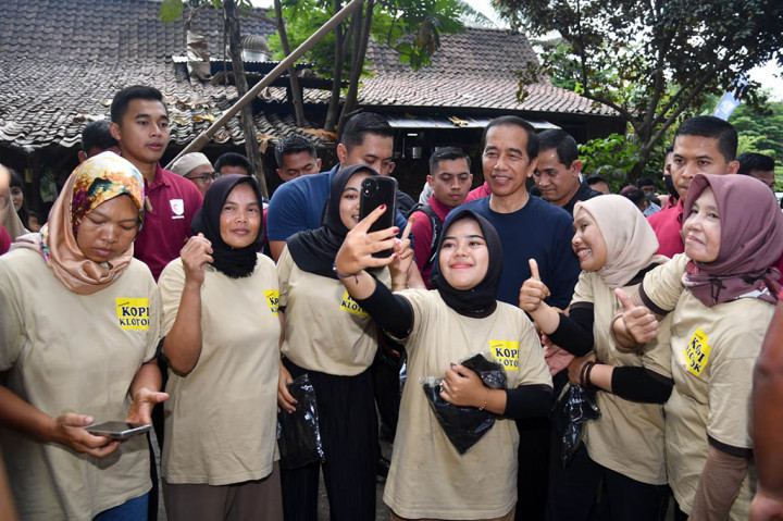 Tidak hanya pemilik warung, masyarakat yang menjadi pengunjung Warung Kopi Klotok juga senang dengan kedatangan Presiden Jokowi dan keluarga. Salah satunya Diah, pengunjung asal Jakarta yang tidak menyangka bisa bertemu langsung dengan Presiden Jokowi dan keluarga.
