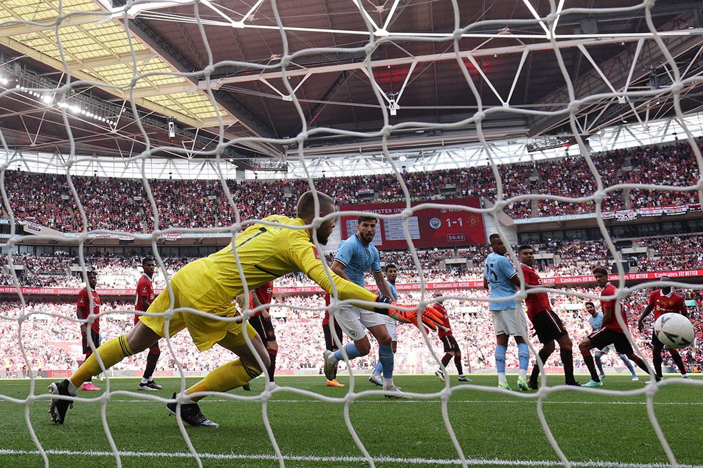 Manchester City membuka peluang mereka untuk meraih treble winner musim ini seusai menekuk Manchester United dengan skor 2-1 pada partai final Piala FA di Stadion Wembley, London, Sabtu, 3 Juni 2023.
  