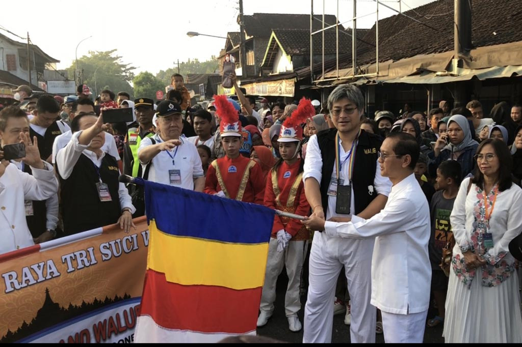 Pawai dari Candi Mendut ke Candi Borobudur dengan berjalan kaki telah dimulai. Rangkaian ini dalam rangka memperingati puncak Trisuci Waisak 2567 BE tahun 2023.