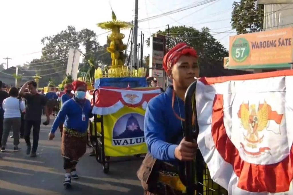 Wakil Ketua Panitia Waisak Nasional Karuna Murdaya tersentuh atas semangat masyarakat. Khususnya, umat Buddha yang sejak subuh datang ke Candi Mendut.