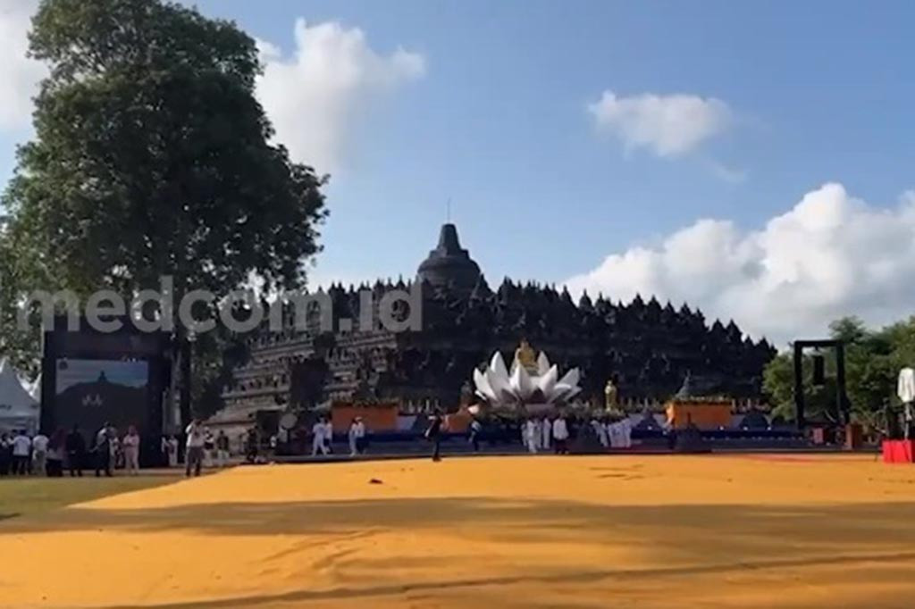 Pawai dari Candi Mendut, Magelang, Jawa Tengah, tiba di Candi Borobudur sekitar pukul 08.00 WIB. Umat Buddha bersiap memperingati Trisuci Waisak pukul 10.41.19 WIB.
