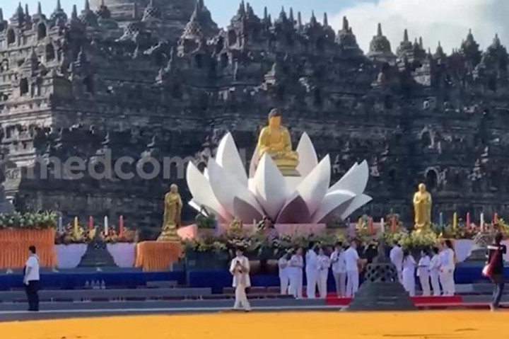 Rombongan pawai menempati posisi dengan tertib. Kegiatan ini dihadiri sejumlah tokoh seperti Wakil Ketua Panitia Waisak Nasional Karuna Murdaya hingga Wakil Menteri Agama Zainut Tauhid.