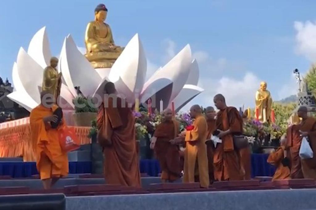 Proses berikutnya, yakni mendengar penuntun meditasi menyambut detik-detik Waisak oleh Yang Mulia Bhante Wongsin Labhiko Mahatera. Selanjutnya pesan Waisak dari Guru Vajradhara H.H Chamgon Kenting Tai Situpa ke-12 secara virtual.