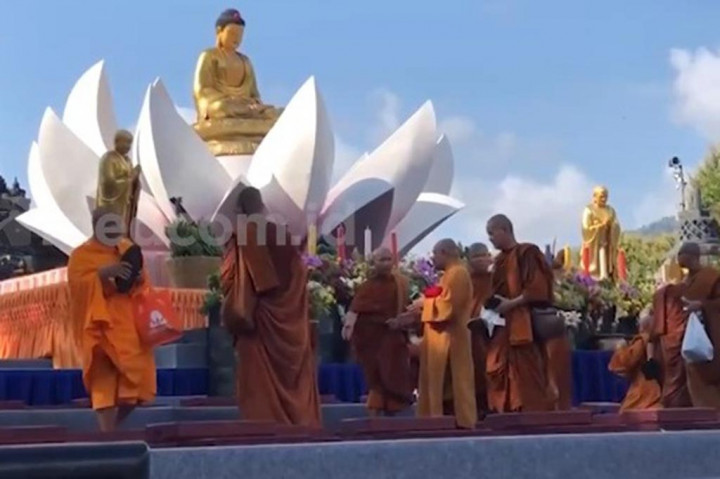 Proses berikutnya, yakni mendengar penuntun meditasi menyambut detik-detik Waisak oleh Yang Mulia Bhante Wongsin Labhiko Mahatera. Selanjutnya pesan Waisak dari Guru Vajradhara H.H Chamgon Kenting Tai Situpa ke-12 secara virtual.