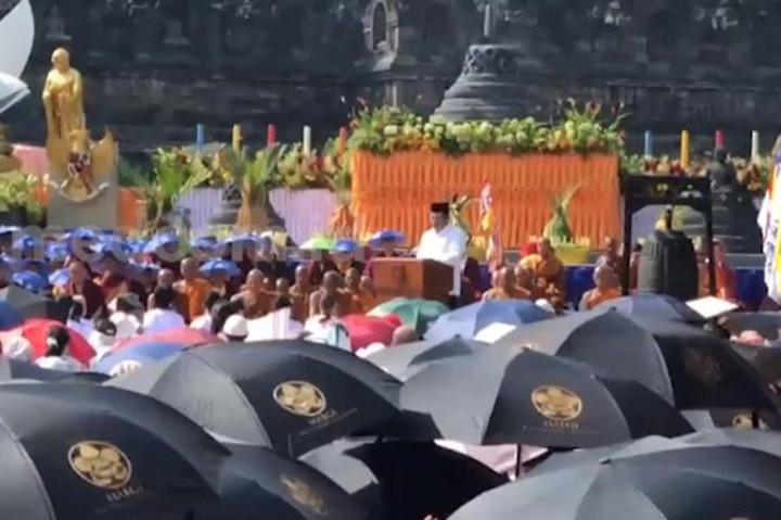 Umat Buddha melanjutkan rangkaian dengan pradaksina atau berkumpul di altar utama Candi Borobudur. Kegiatan dilanjutkan pada sore hingga malam hari dengan melepas lampion.