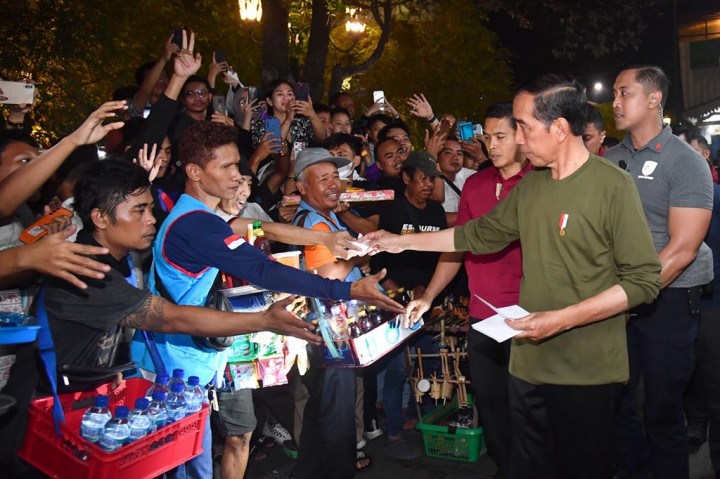 Salah satunya Anifa, warga Surabaya yang sedang berlibur bersama keluarga di kawasan Malioboro mengaku tidak menyangka bisa bertemu langsung dengan Presiden Jokowi. Menurut Anifa, bertemu dengan Kepala Negara merupakan keinginannya sejak dulu.