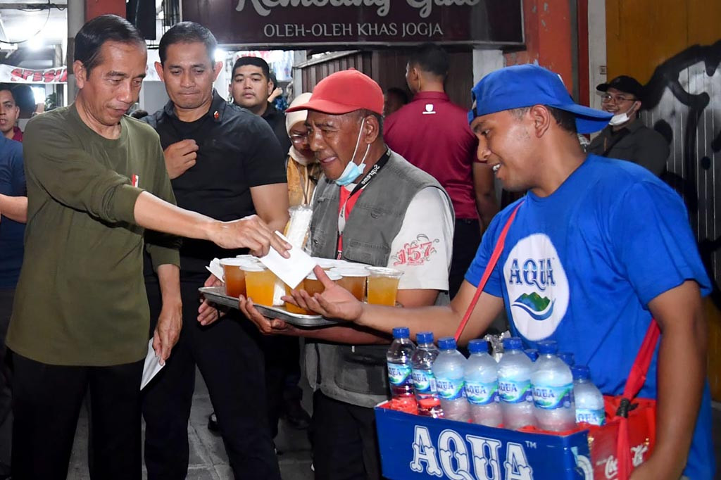 Kehadiran Presiden Jokowi pun membuat masyarakat yang sedang berkunjung ke kawasan Malioboro terkejut. Mereka juga memanfaatkan kesempatan tersebut untuk berswafoto dengan Presiden Jokowi.