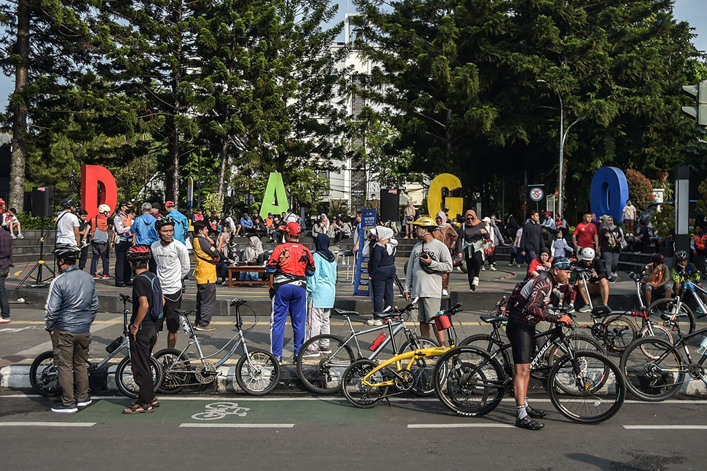Menurut Ema, pihaknya bersama instansi lain menyepakati agar HBKB diadakan hanya dua kali setiap bulan, yakni pekan pertama dan pekan kedua. Dia mengatakan HBKB tersebut bukan hanya dinikmati oleh warga Bandung saja, melainkan warga dari luar daerah.