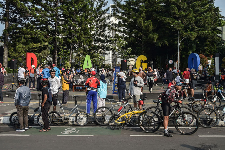 Menurut Ema, pihaknya bersama instansi lain menyepakati agar HBKB diadakan hanya dua kali setiap bulan, yakni pekan pertama dan pekan kedua. Dia mengatakan HBKB tersebut bukan hanya dinikmati oleh warga Bandung saja, melainkan warga dari luar daerah.