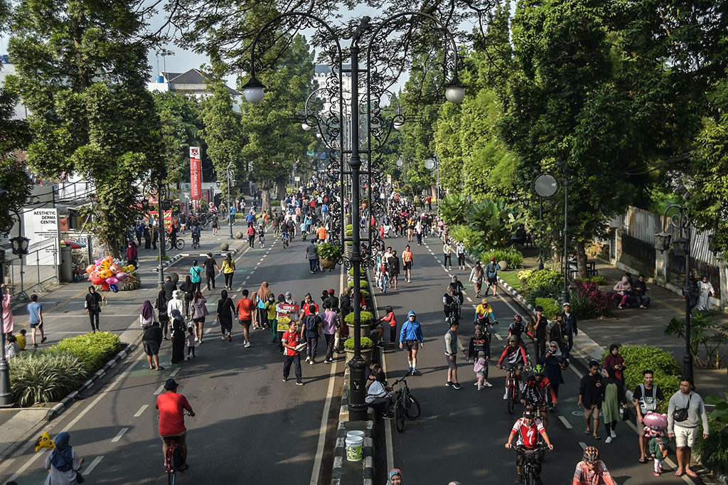 Sejumlah warga memadati Jalan Ir H Djuanda (Dago), Kota Bandung, Jawa Barat, saat adanya Hari Bebas Kendaraan Bermotor (HBKB) yang kembali diadakan setelah tiga tahun lebih ditiadakan karena adanya pandemi COVID-19, Minggu, 4 Juni 2023.