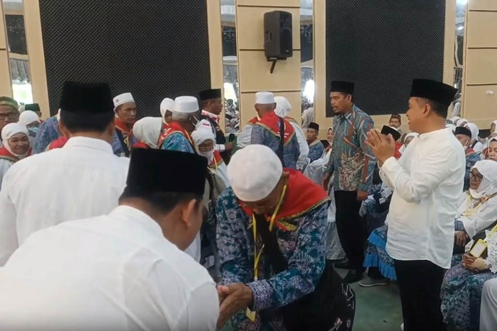 Suasana haru mewarnai pelepasan jemaah calon haji asal Batubara, Sumatera Utara, yang tergabung dalam Kloter 13 Embarkasi Medan.