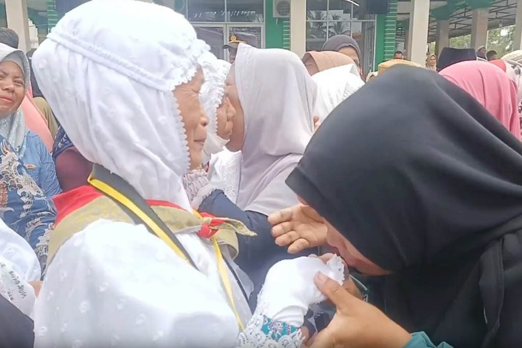 Ribuan penghantar jemaah calon haji pun hadir untuk melepaskan keberangkatan keluarga mereka ke Tanah Suci. Para penghantar tampak tak kuasa menahan air mata dan memeluk jemaah calon haji.
