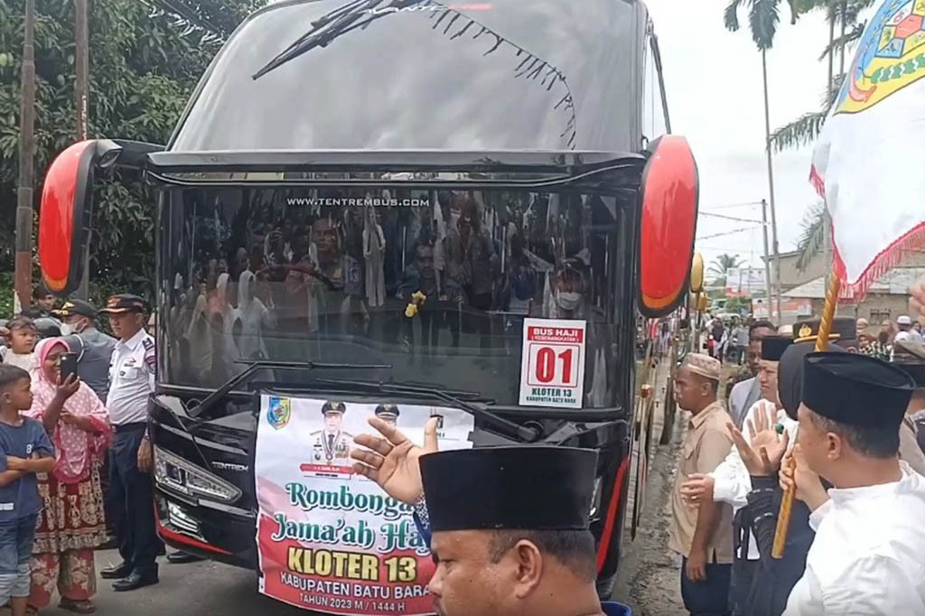 Pada musim haji tahun ini, jemaah calon haji asal Batubara berjumlah 287 jemaah dan 80 persen di antaranya merupakan jemaah berusia lanjut. Sebagian dari mereka tampak menggunakan kursi roda sehingga harus dibantu petugas saat akan naik ke bus.