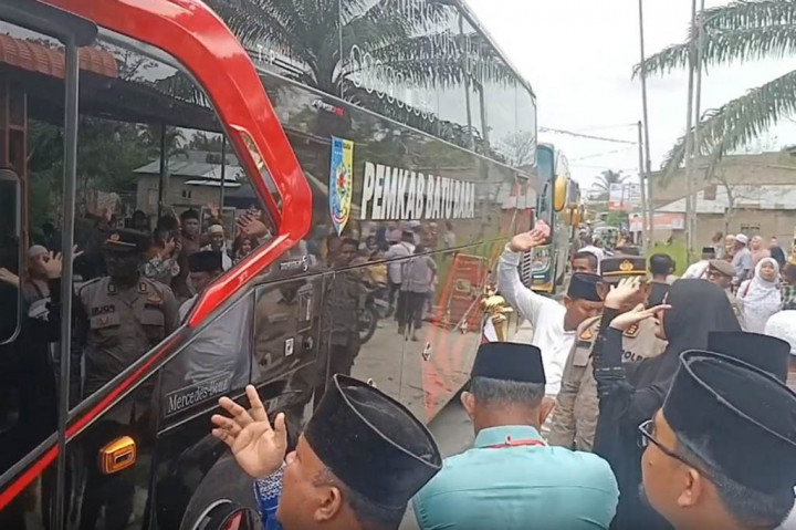 Para jemaah calon haji asal Batubara ini diberangkatkan ke Asrama Haji Medan dengan menggunakan 9 unit bus dan selanjutnya akan diterbangkan ke Tanah Suci pada Senin (05/06) melalui Bandara Internasional Kualanamu.