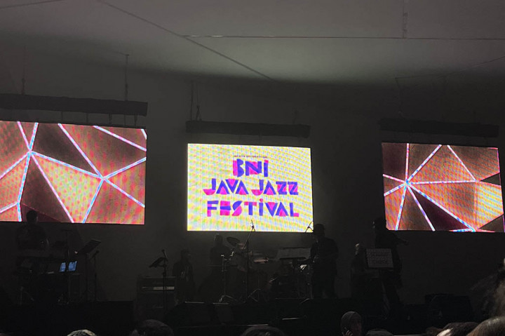 Dan masih banyak penampilan musisi lainnya.