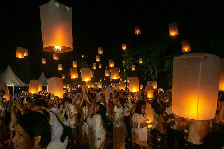 Seluruh peserta melepas lampion dan menghadirkan pemandangan cantik. Angkasa bak dipenuhi bintang-bintang kecil yang bergerak.