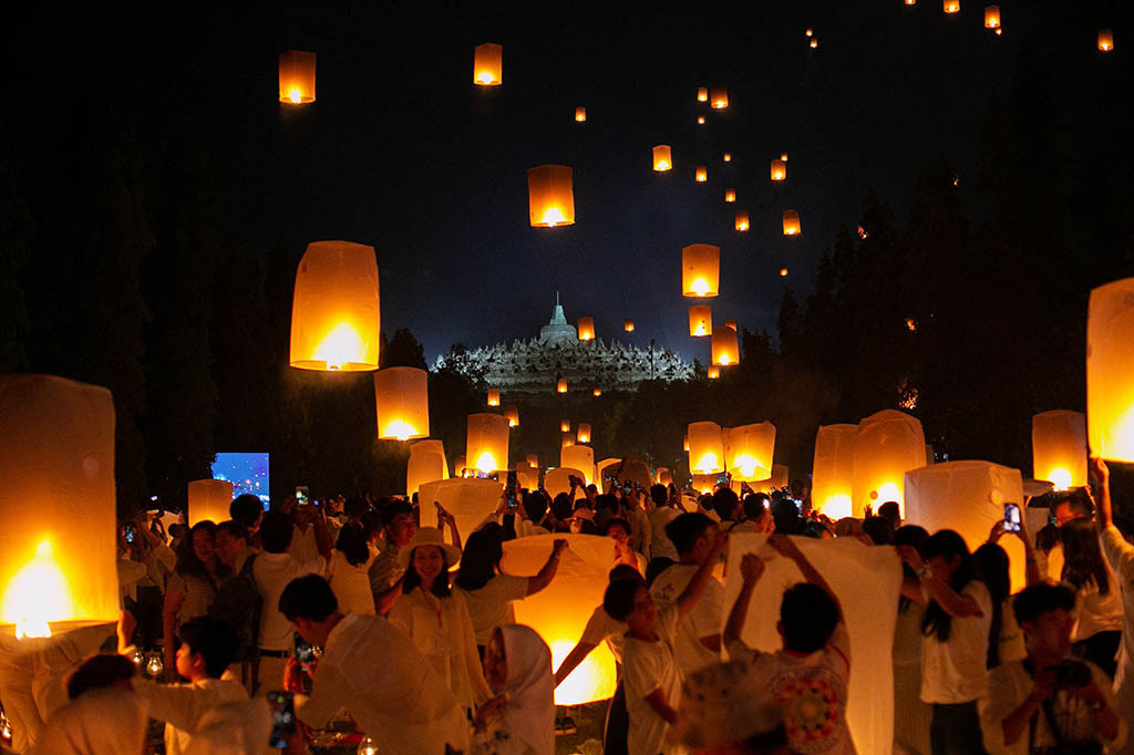 Hadirin diminta membuat kelompok-kelompok kecil yang terdiri dari minimal empat orang. Setelah semua api lampion dinyalakan, hitungan mundur 20 detik dimulai.