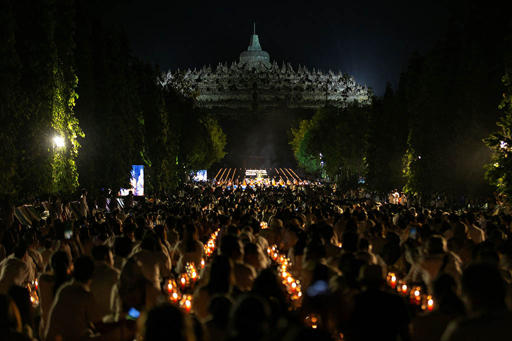 Sebanyak 3.500 lampion diterbangkan ke udara pada puncak peringatan Waisak 2567 BE tahun 2023. Prosesi ini menjadi acara pamungkas